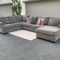 Huge Grey Sectional Couch From Ashley Furniture In Great Condition - FREE DELIVERY 🚛