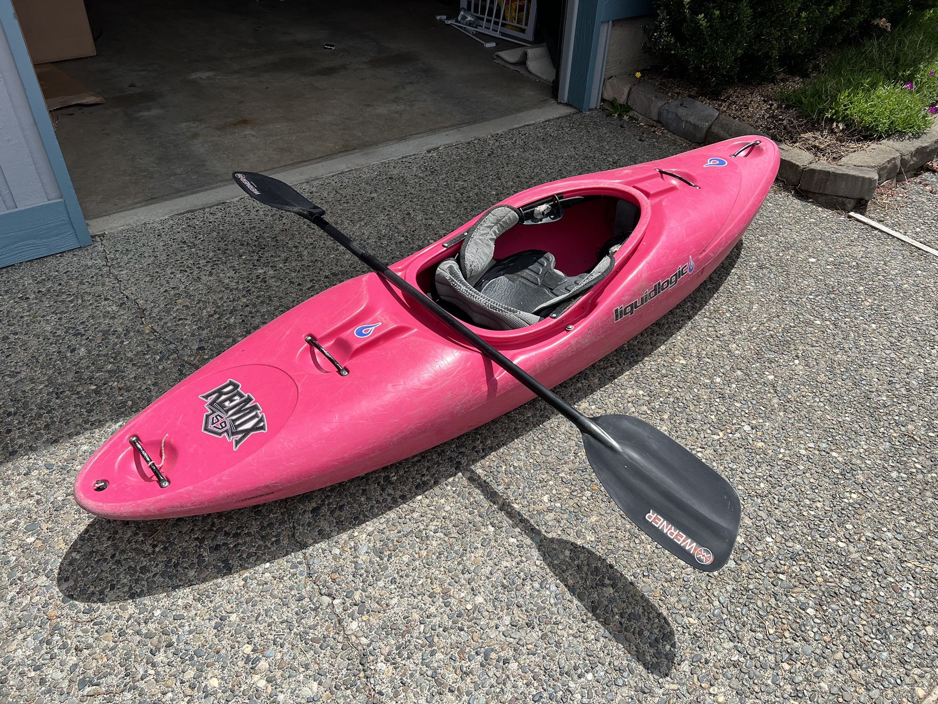 White water kayak & Paddle- Remix 59 liquid logic (size small)