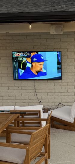 Outdoor TV & Mount 65”
