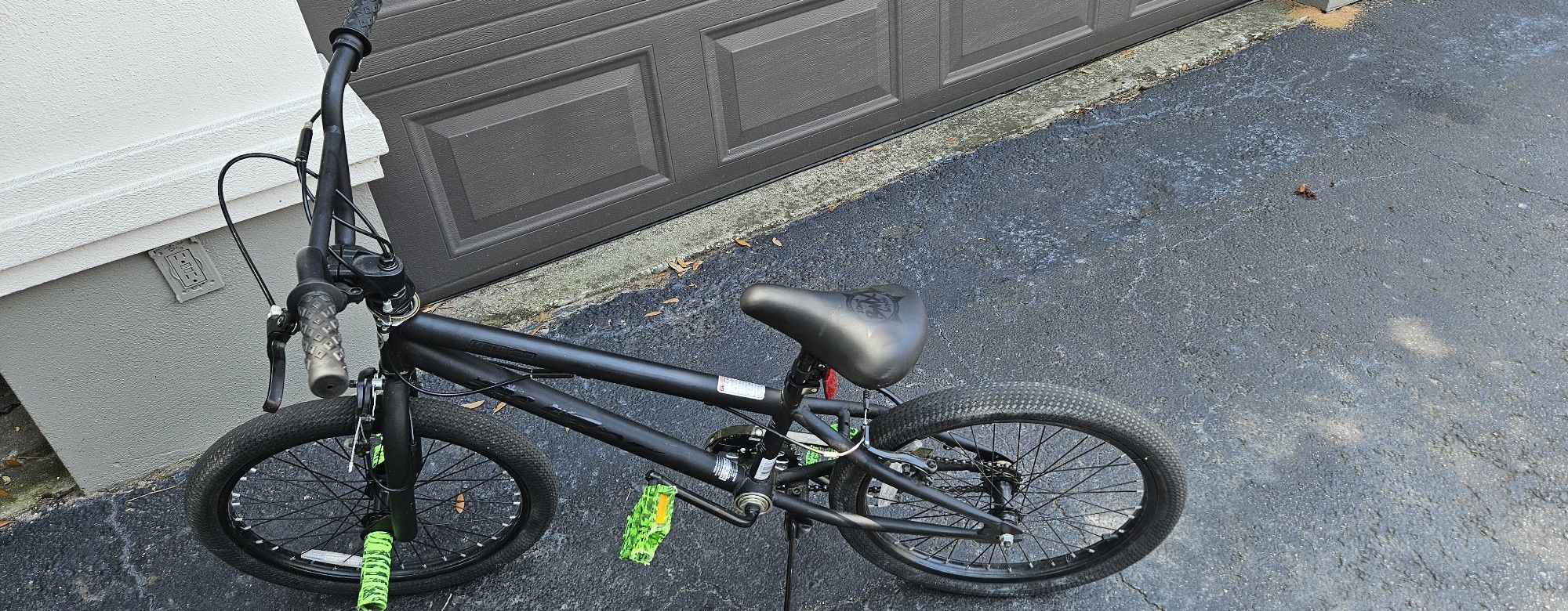 The Kent 20" chaos BMX bicycle comes in a matte black color with cool green and black hydro dipped pedals and pegs.