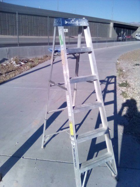 Louisville 6ft. 250lb. Aluminum Step Ladder 