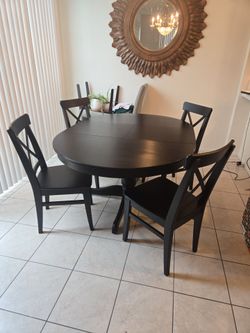 Expanding table and chair set