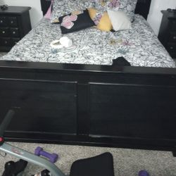 Black Queen Bed Frame And 2 Night Stands