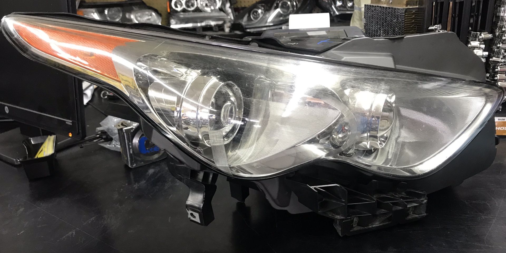 2011 - 2016 Infiniti FX35 QX70 RH Headlight Xenon