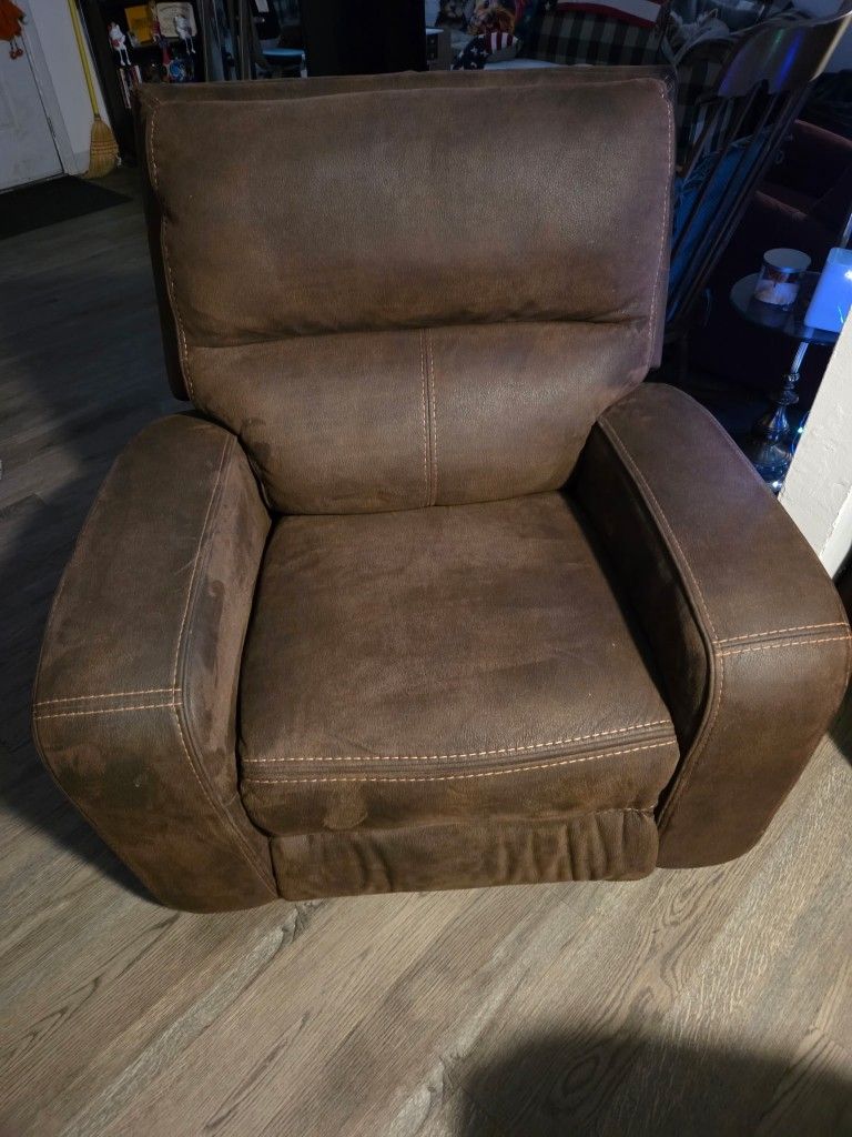 Ashley Recliner (( Electric )) DELIVERY AVAILABLE