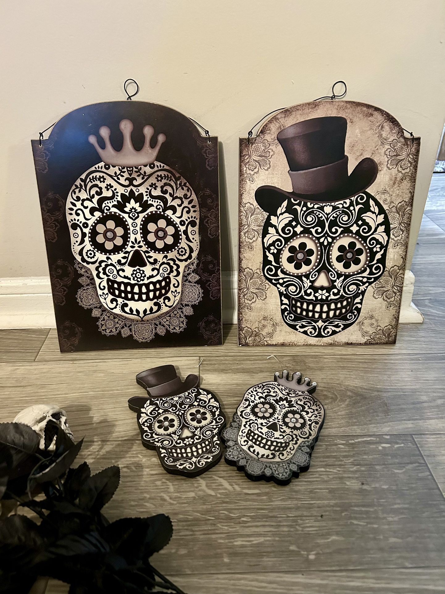 Wooden Halloween Hanging Skulls Large Are 14x10