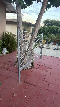 Metal bed frame