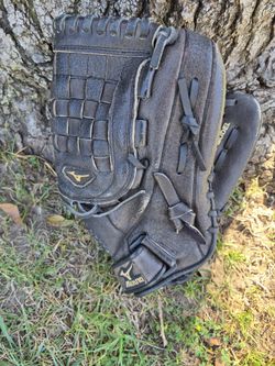 Mizuno Baseball/Softball Glove ( SEE PICS) LOCATED IN GLENDORA.  SEE MY PAGE FOR OTHER BASEBALL/SOFTBALL EQUIPMENT FOR SALE CHEAP!!