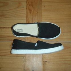 Brand New - Tom's Slip On Shoes - Black & White - Size 2 Youth