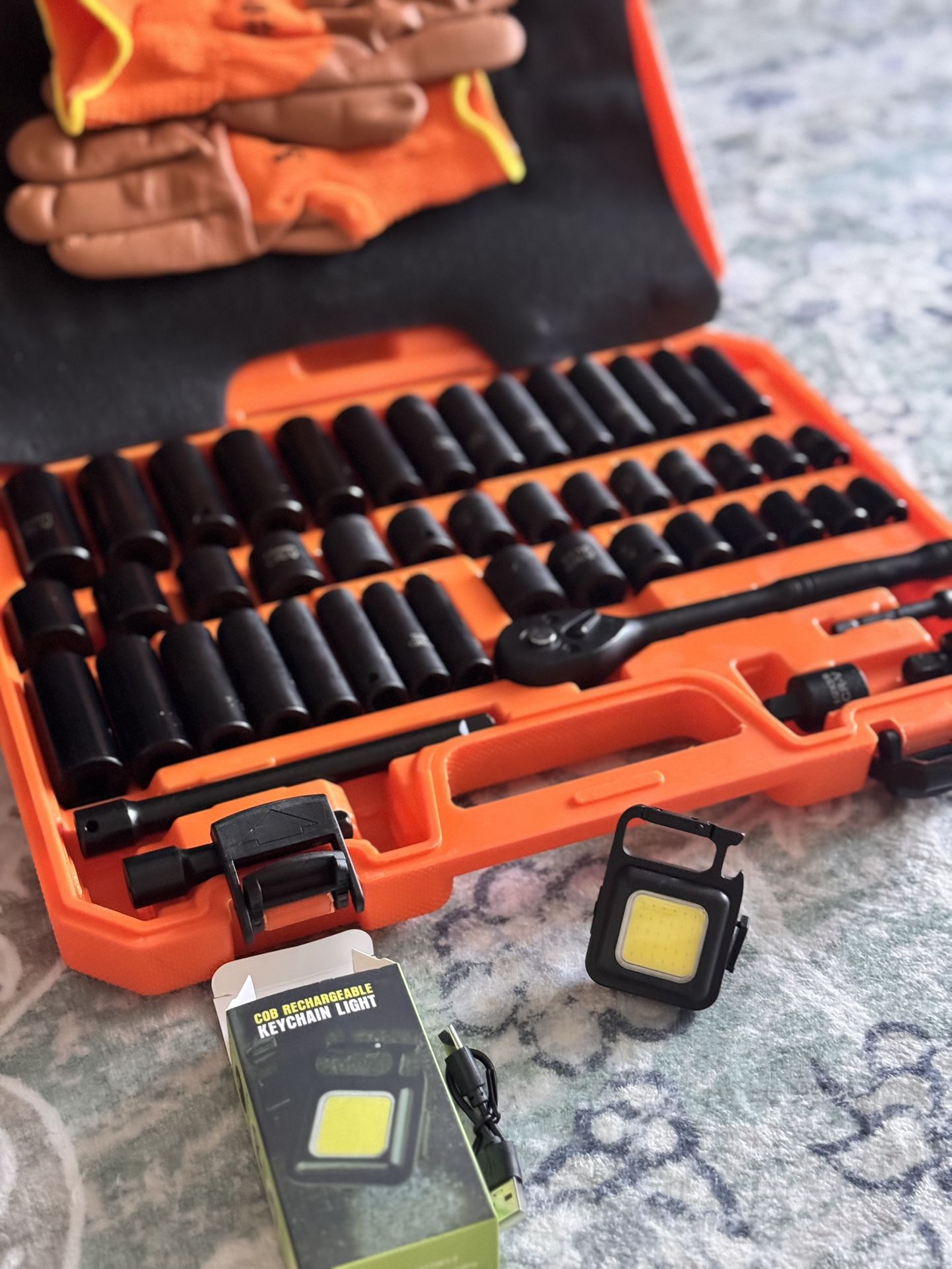 Socket set 3/8 with gloves and keychain light