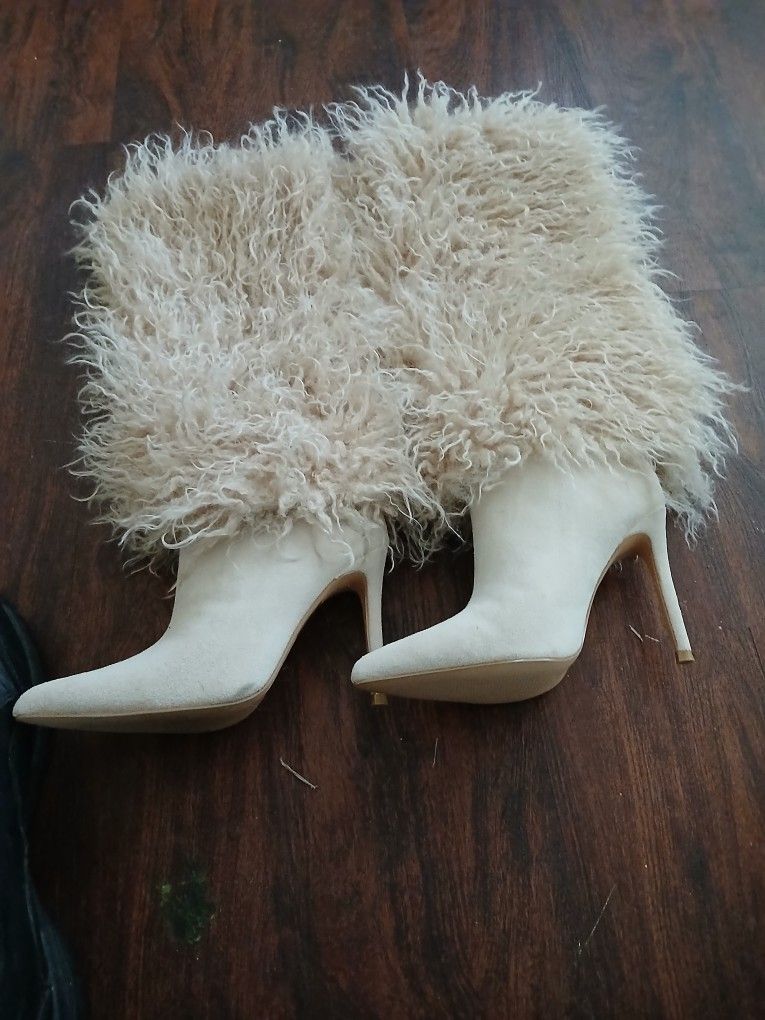 Size 7  FEMALE Fleece Boots