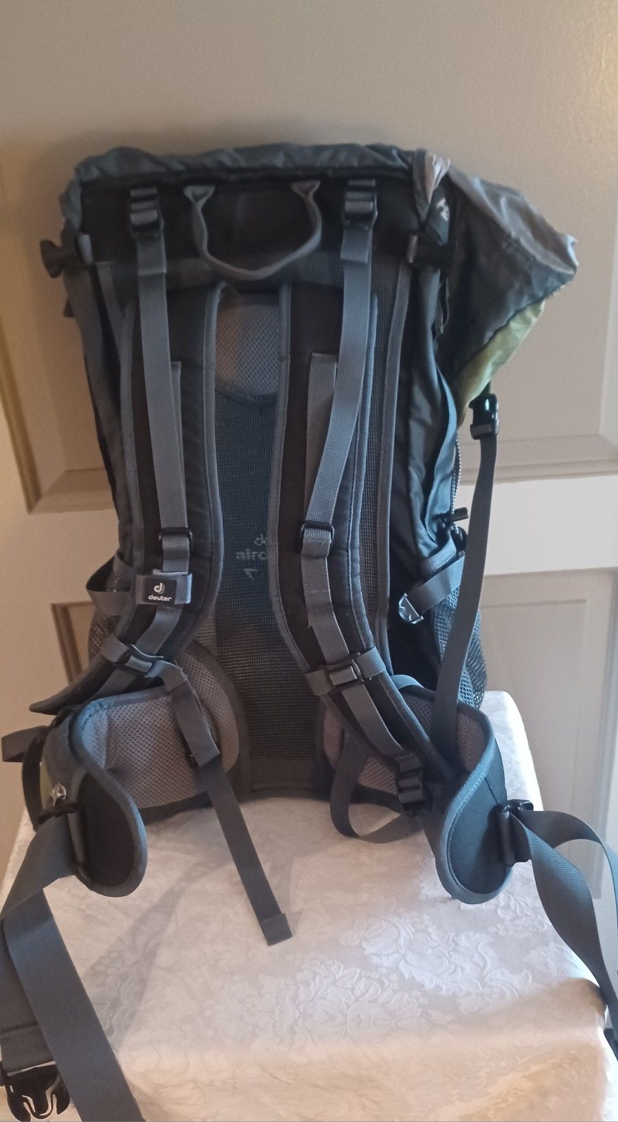 Deuter Futura 32 L Hiking Trekking Pack ~ Brand New- Unused 