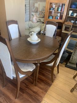 Dining room table and chairs (excellent condition)