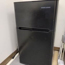 BLACK & DECKER MINI REFRIGERATOR 