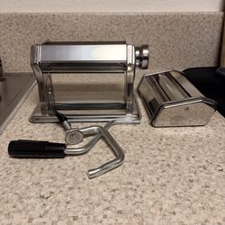 Manual pasta maker