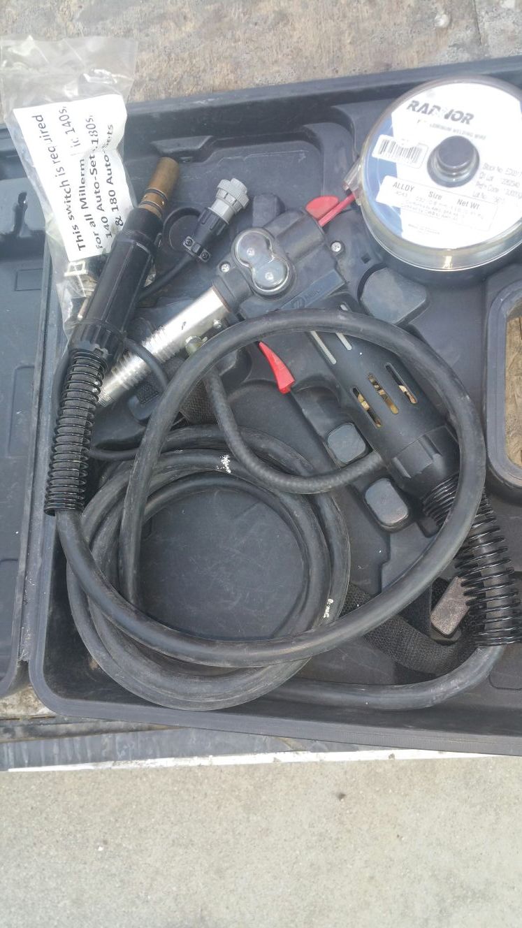 1/3 MILLER SPOOLMATE 3035 SPOOL GUN (195016) 1/3 MILLER SPOOLMATE 3035 SPOOL GUN (195016) Welding gun with aluminum welding wire
