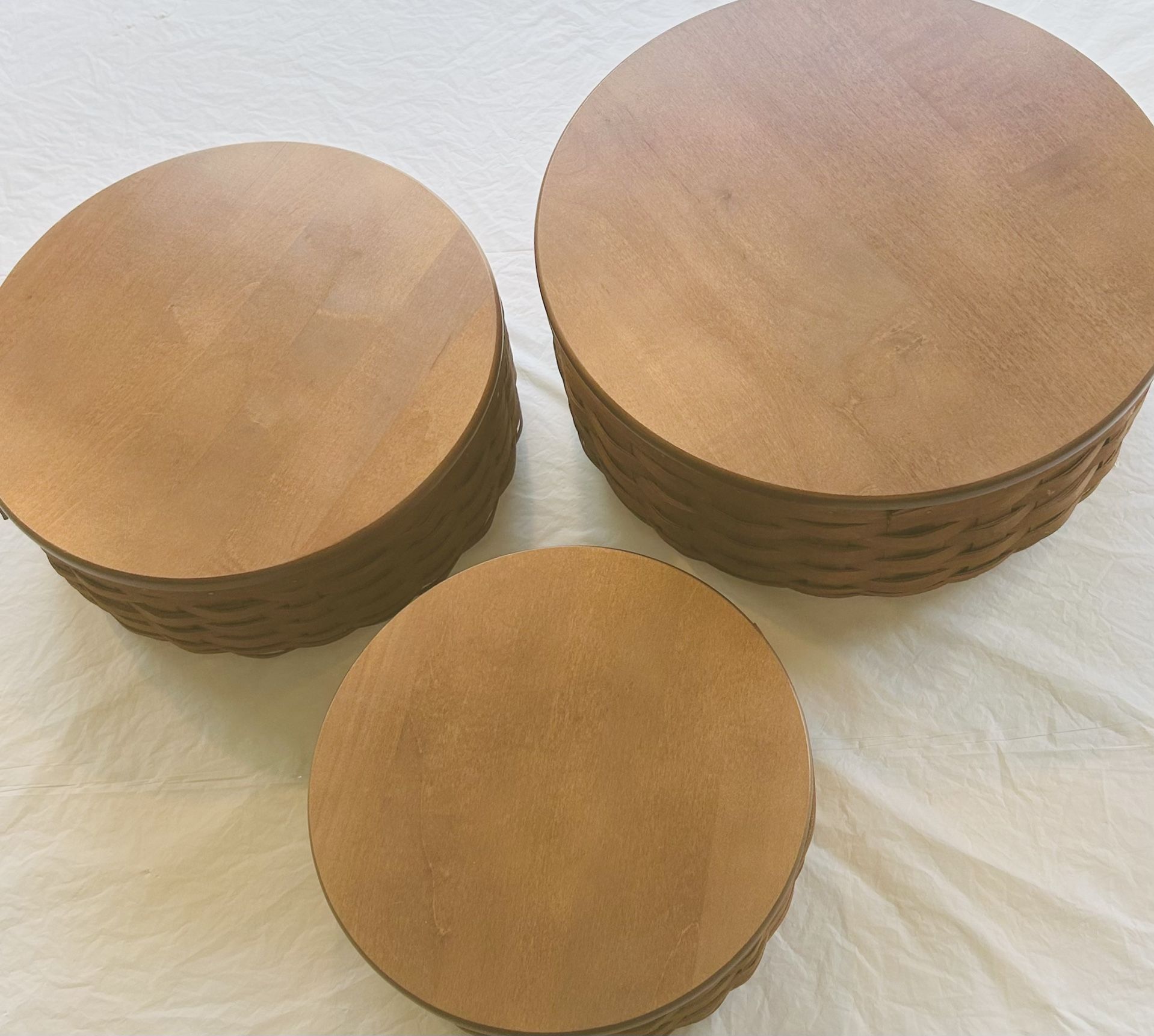 Longaberger 2007 Decorative Handmade Round Keeping Basket w/ Longaberger Custom Made Wooden Lid, Plastic Basket Protector/Storage w/ Lid - VGC (Lot o