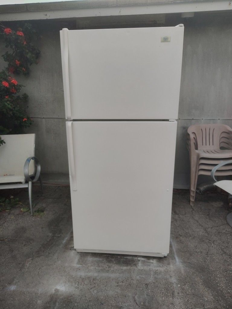 Refrigerator Roper by Whirlpool Corporation H 65" 1/4 D 29"1/8 W 29"1/2