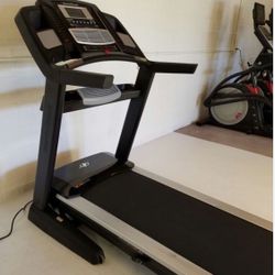 Nordictrack Elite 5700 Treadmill - GREAT CONDITION & WELL MAINTAINED 