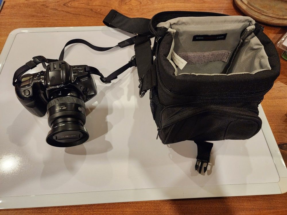 Konica Minolta Maxxum 400Si 35mm SLR Film Camera w/ 35mm70mm Zoom Lens