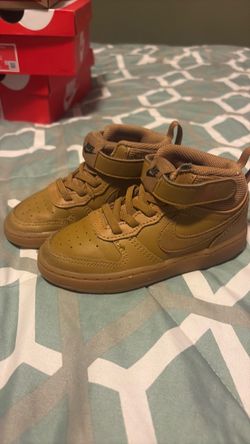 Kids Nikes size 9c