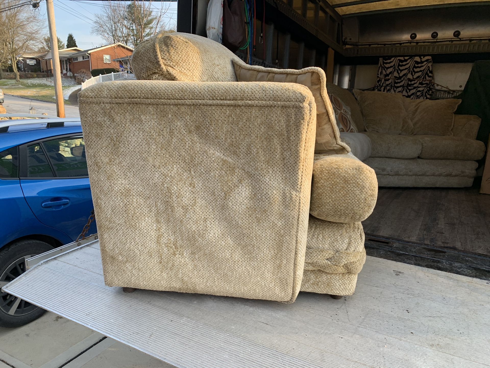 Pick up today CLEAN COMFORTABLE loveseat sofa w/2 chairs set, for Sale