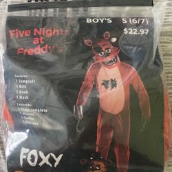 Five Nights at Freddy’s costume—FOXY 