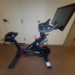 Peloton Bike (Gen 2) - Excellent Condition - FREE Activation