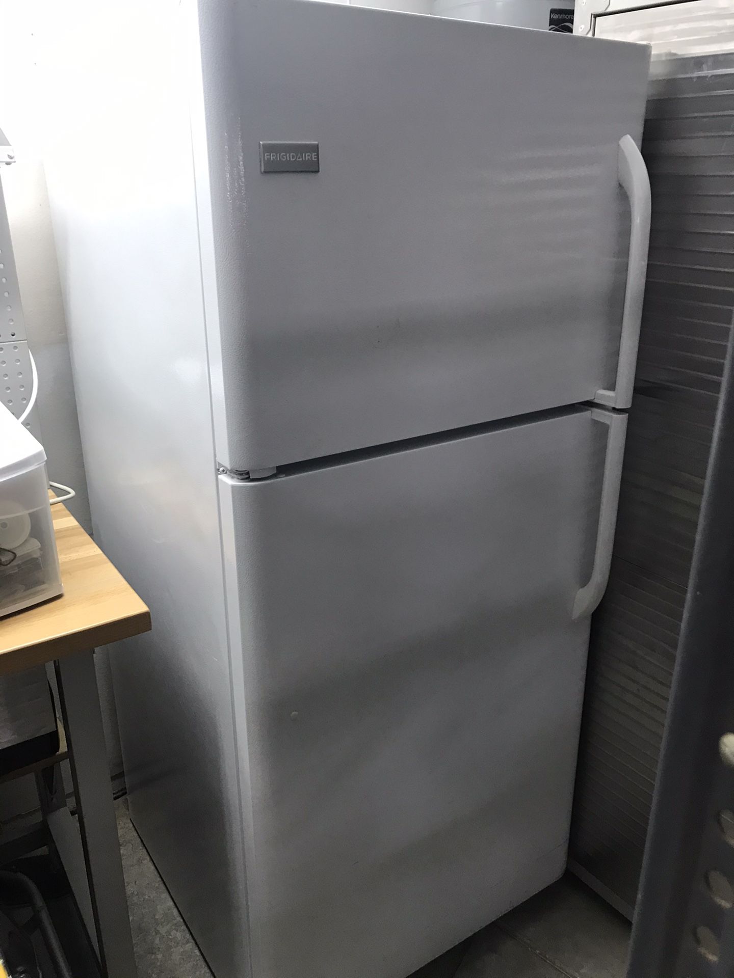 Fridgidaire refrigerator with top freezer