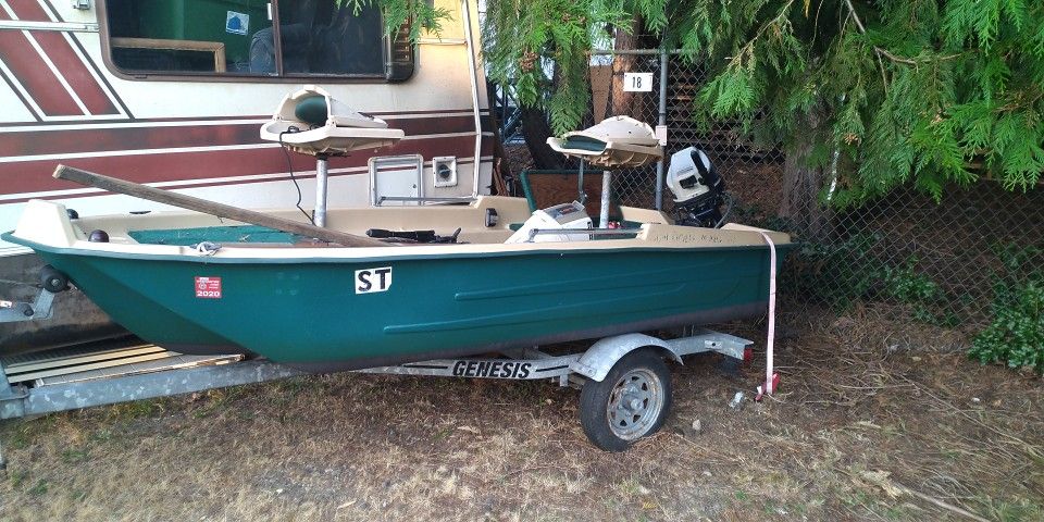 Sun Dolphin Pro 120 Tri- Hull Bass Boat
