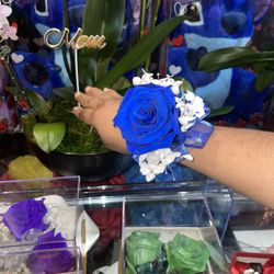 Boutonnieres or corsages