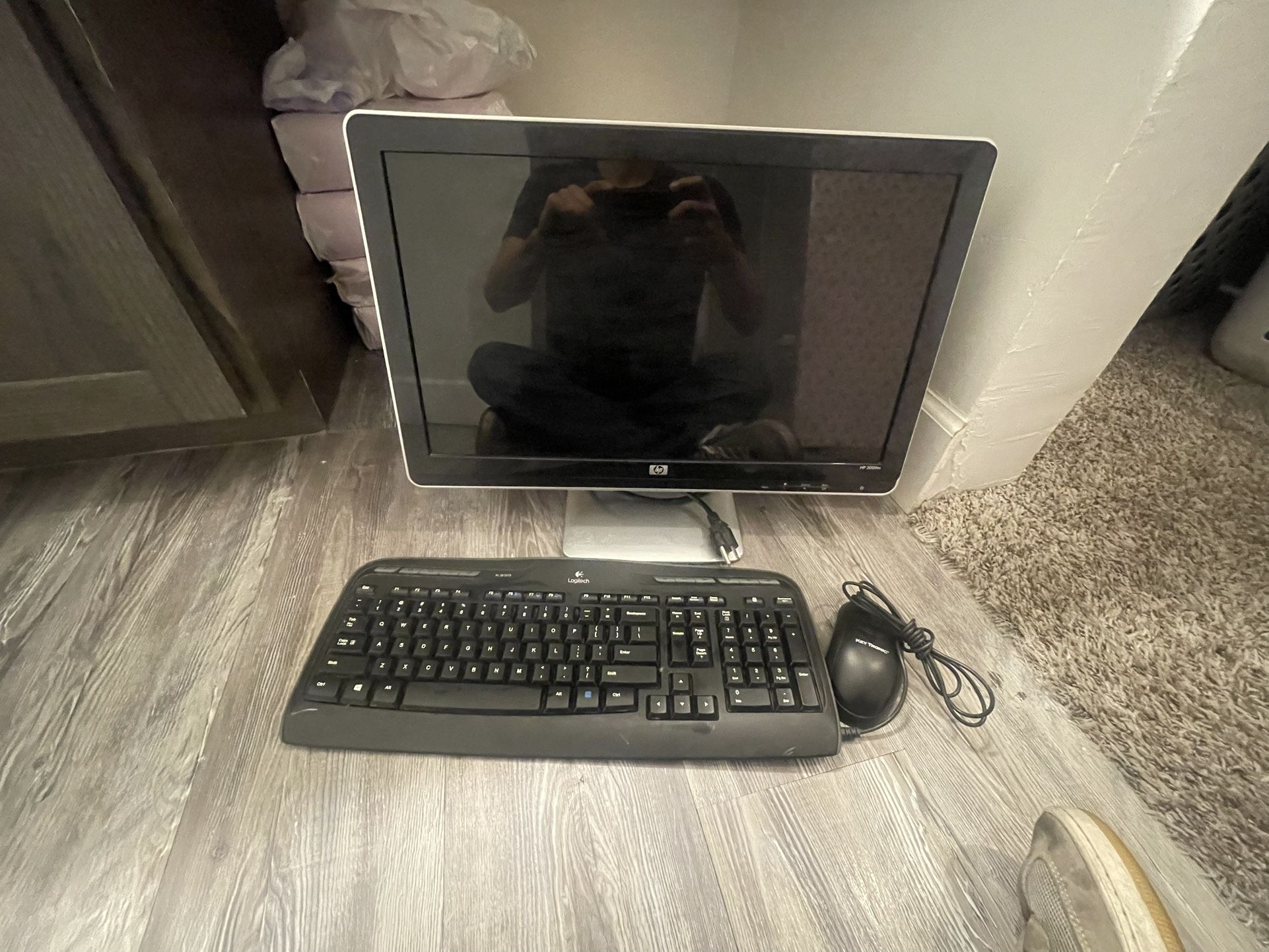Keyboard (wireless) USB Mouse And VGA Monitor Combo