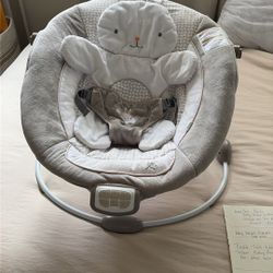 Twinkle Tails Vibrating Infant Baby Bouncer With toy Bar. Music Also. 