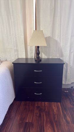 2 Night stand with 2 lamps