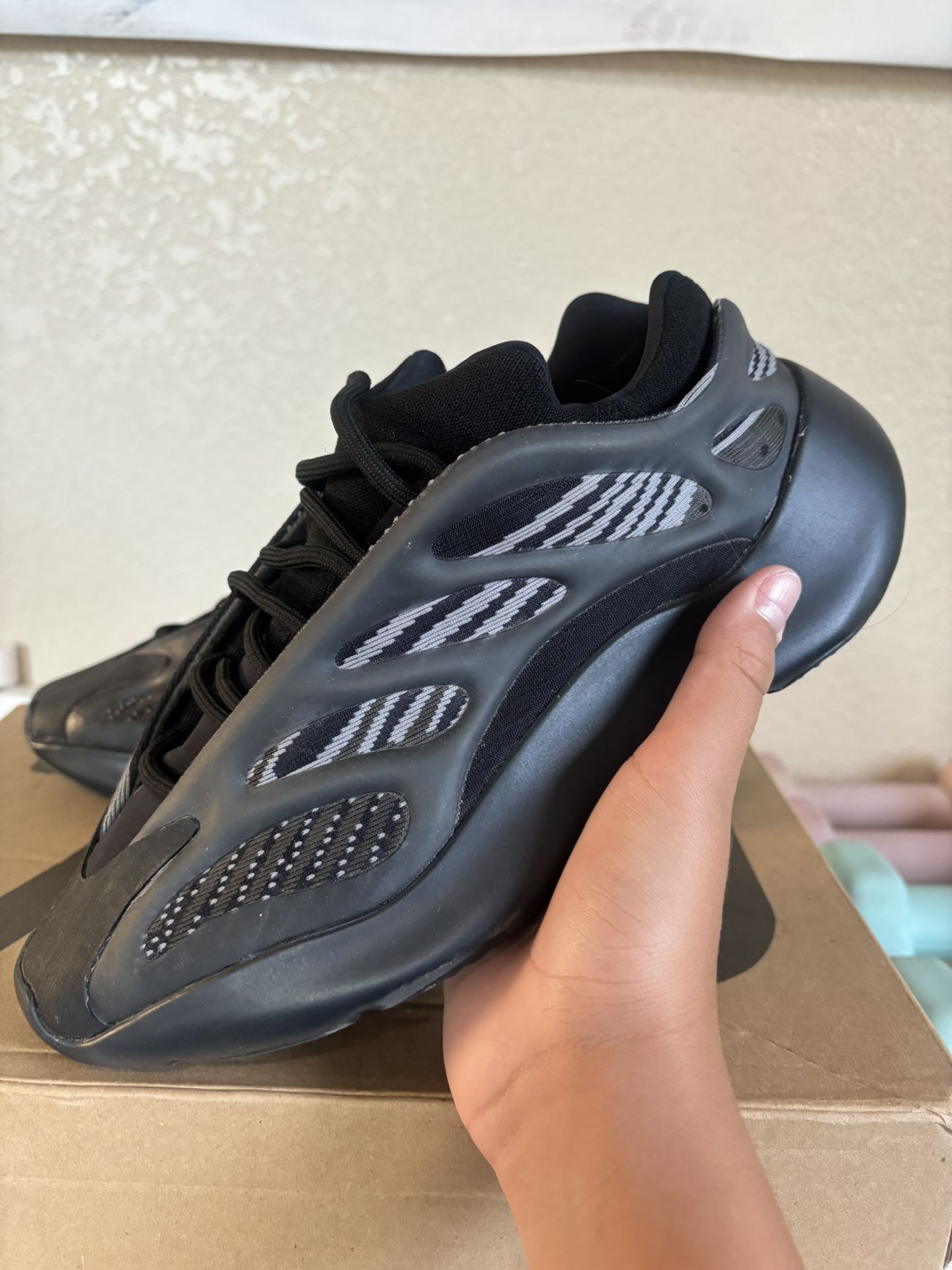 Yezzy 700 V3 Alvah Size 7.5 Mens