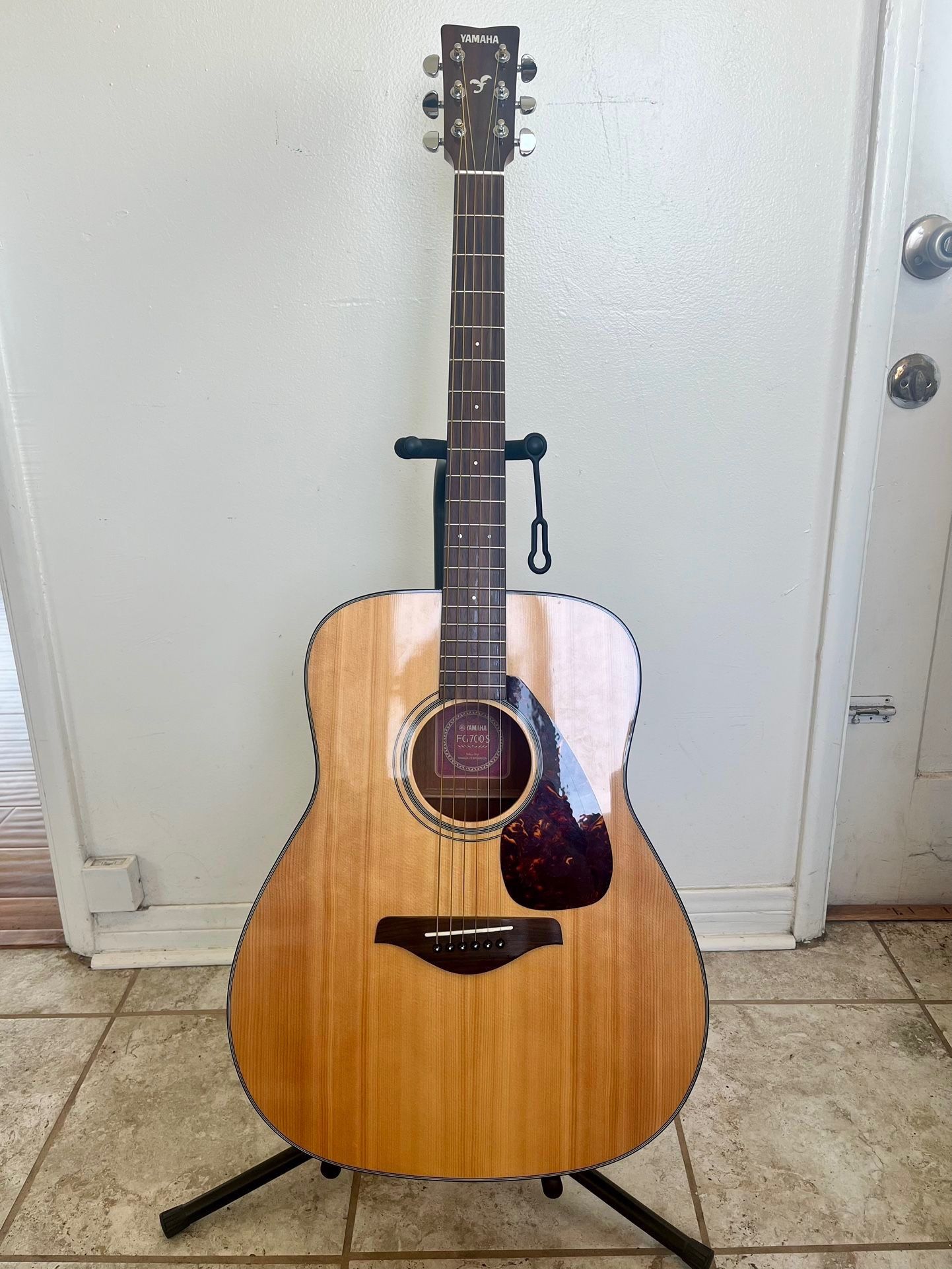 Yamaha FG700S Acoustic Guitar + Roadrunner Gig Bag