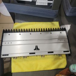 UN AMPLIFIER JL AUDIO 