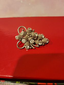 Vintage Silvertone Figural Grape Cluster Brooch with Crystal Rivoli Rhinestones 2" F8