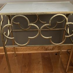 Mirrored Furniture end table! Gold Accent