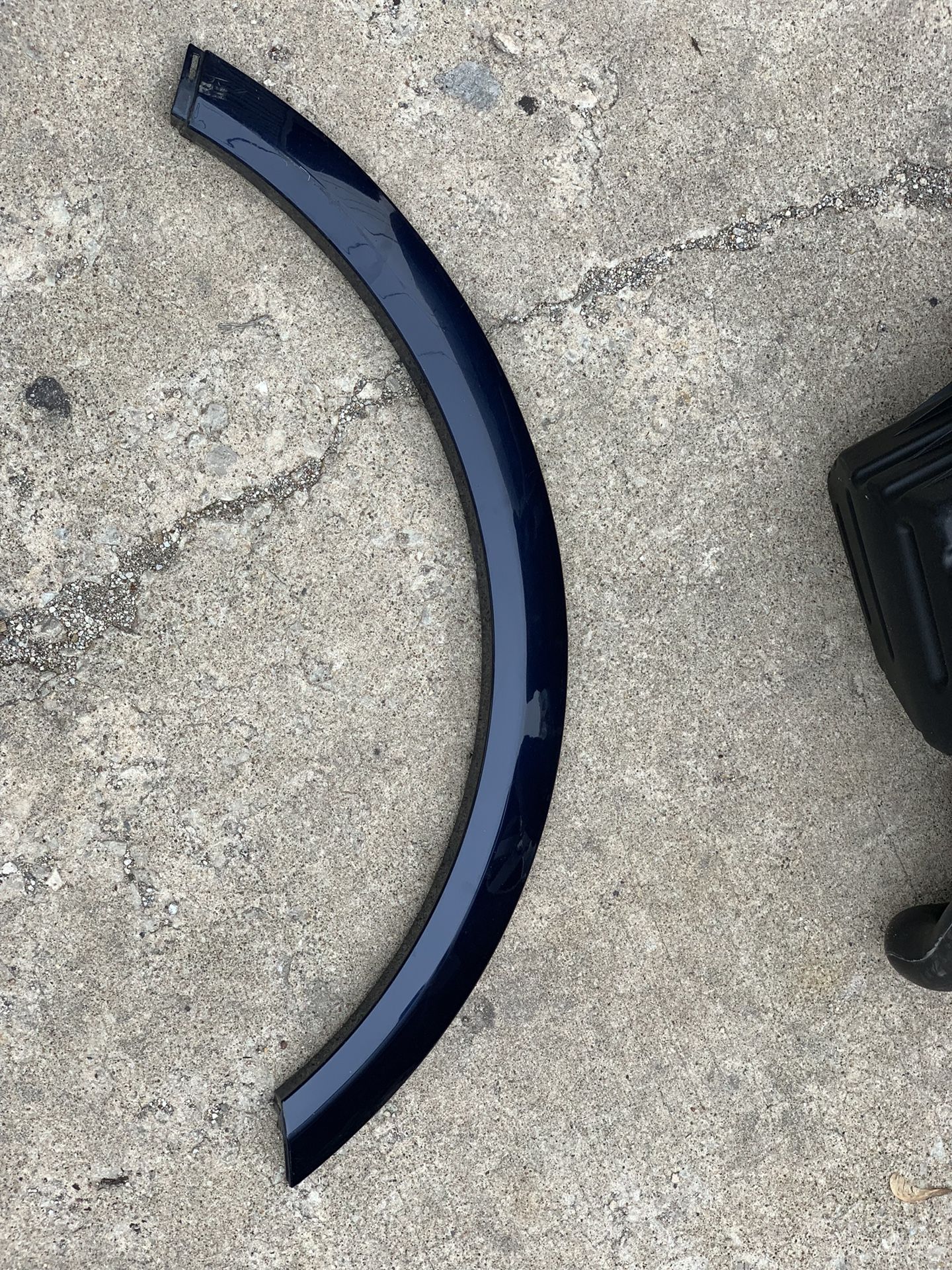 Saturn vue 2009 Right hand fender trim
