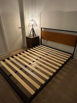 Solid Wood Queen-Size Bedframe Zinus