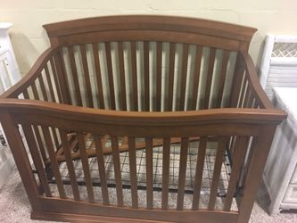 New straight out of box convertible crib