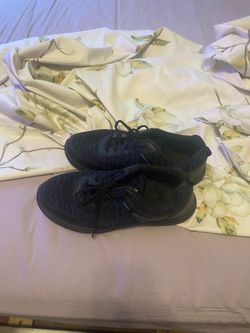 Men’s tennis shoes, size 10.5