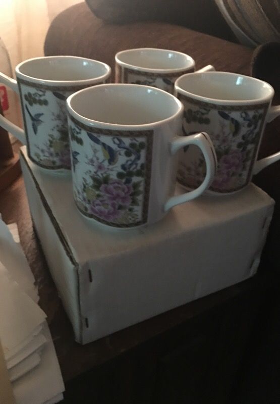 Set of 4 Homco coffee mugs. Still in box 10 dollars or OBO