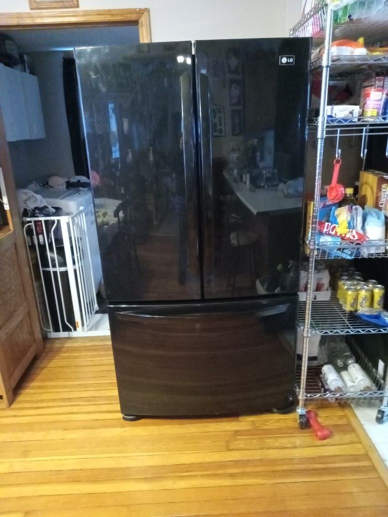 French Door Refrigerator 36in In The Front Of