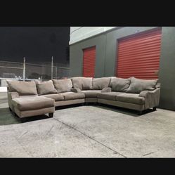 Beautiful Sectional Couch w/ Reversible Chaise Lounge