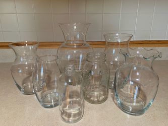 Vases; 7 glass vases in assorted sizes