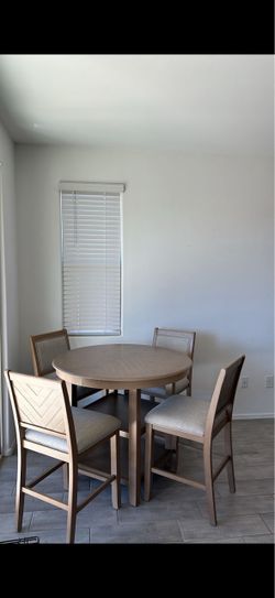 Round dinner table