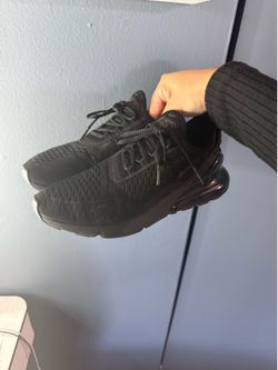 Black Nike air max 270