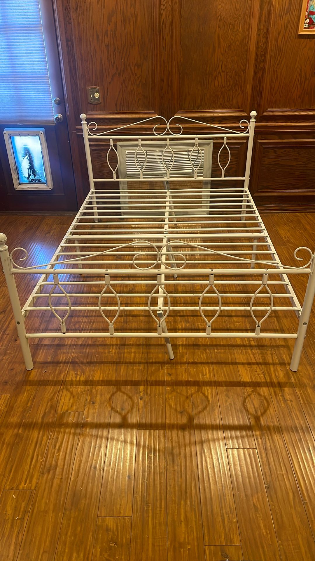 White Metal Frame Full Size Bed